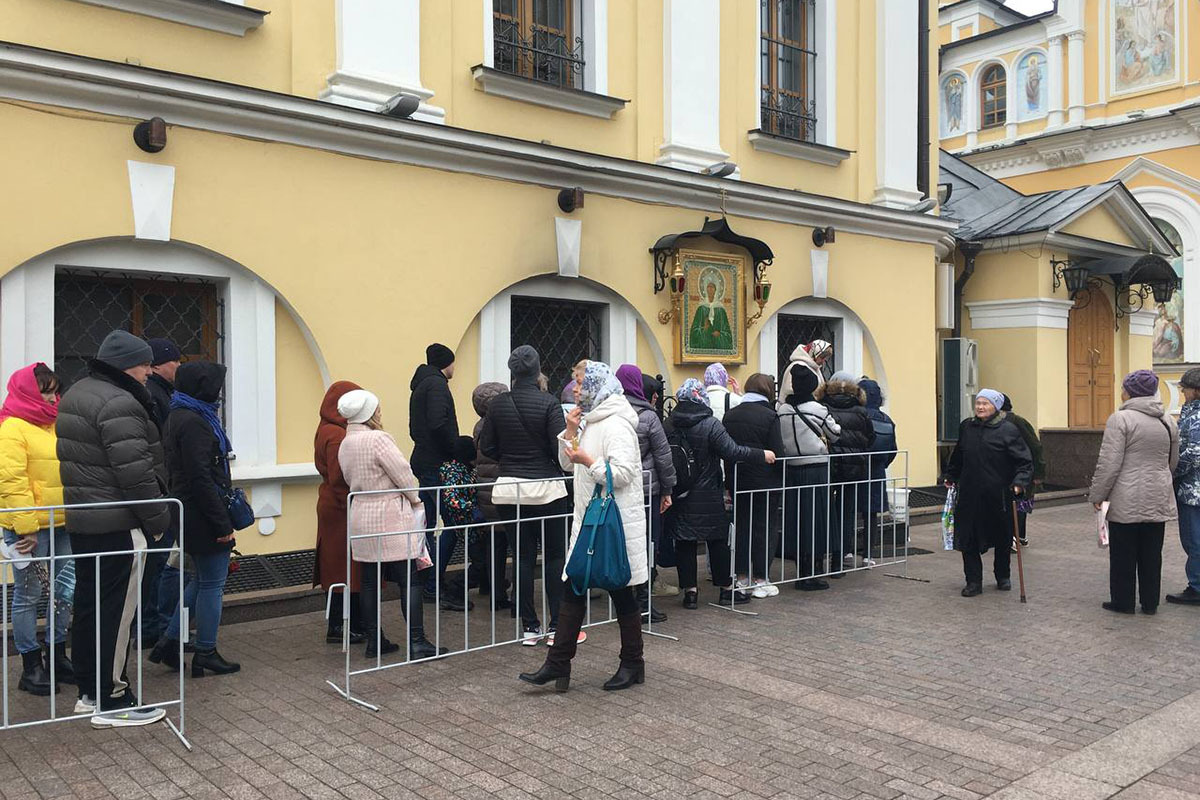 К мощам и иконе великой святой выстроились большие очереди