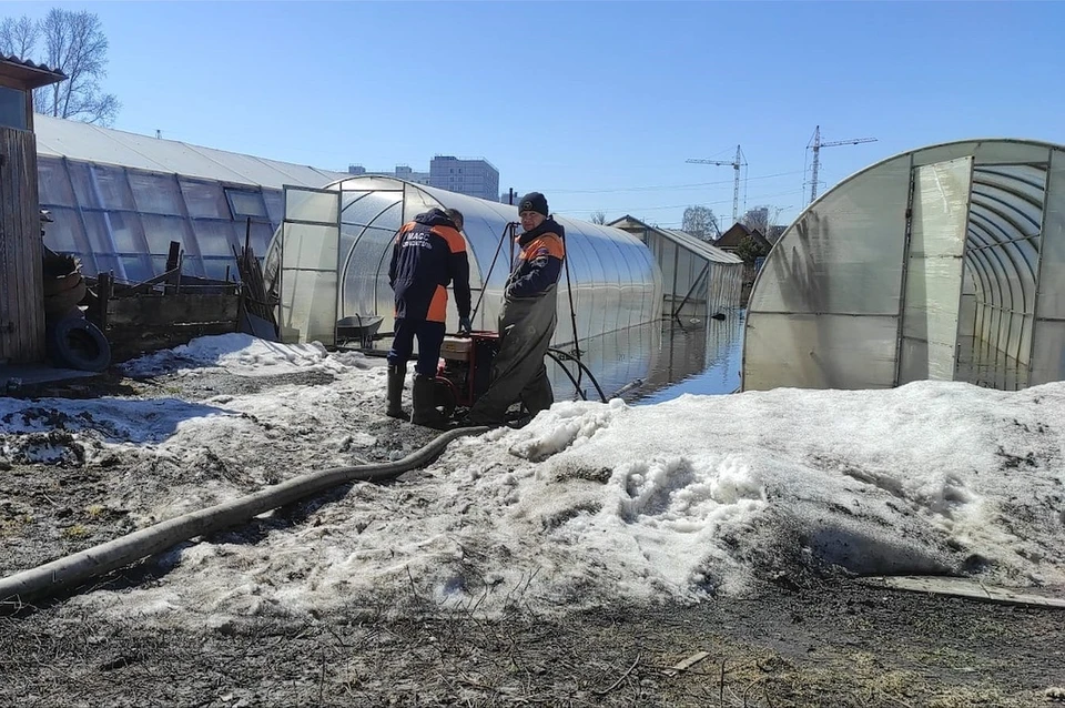 Талые воды подтопили не только дом, но и огород. Фото: МАСС