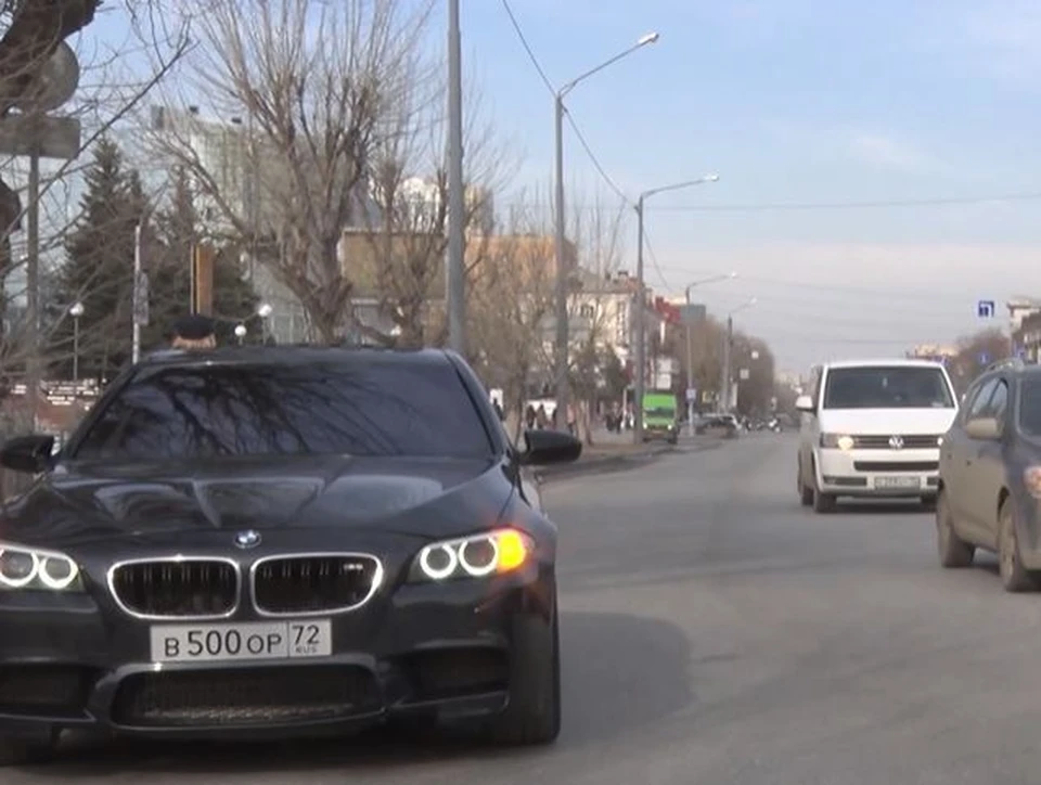 В Тюмени молодые люди разъезжали на новенькой «БМВ» с крутыми, но поддельными номерами.
