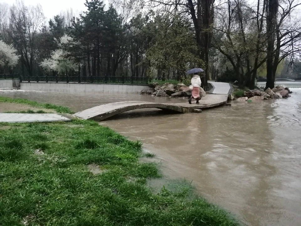 Салгир переполнен водой.