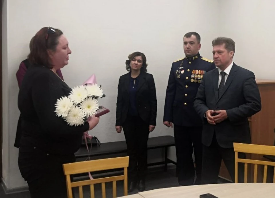 Орден Мужества передали матери Романа Филатова. Фото: администрация Камышина