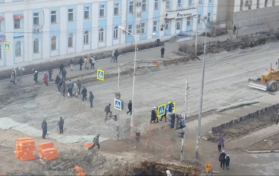 В Якутске на ремонтируемом участке главной улицы организовали переход с одной стороны проспекта на другую. Стоп-кадр видео t.me/YakutskRF