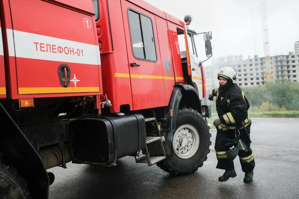 Жителя Санкт-Петербурга увезли в больницу после пожара на складе