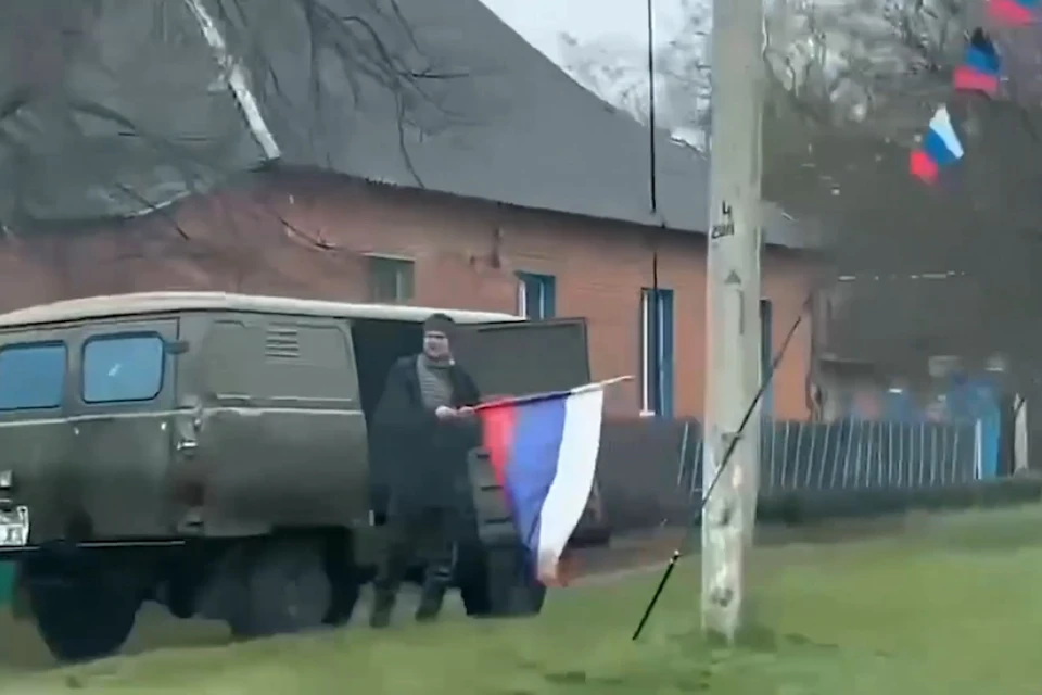 В Харьковской области уже можно встретить не только российские триколоры, но и флаги ДНР. Фото: стоп-кадр видео