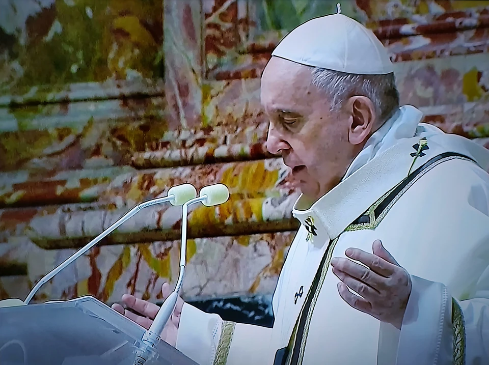 Папа римский заговорил о расизме из-за хорошего отношения к украинским беженцам