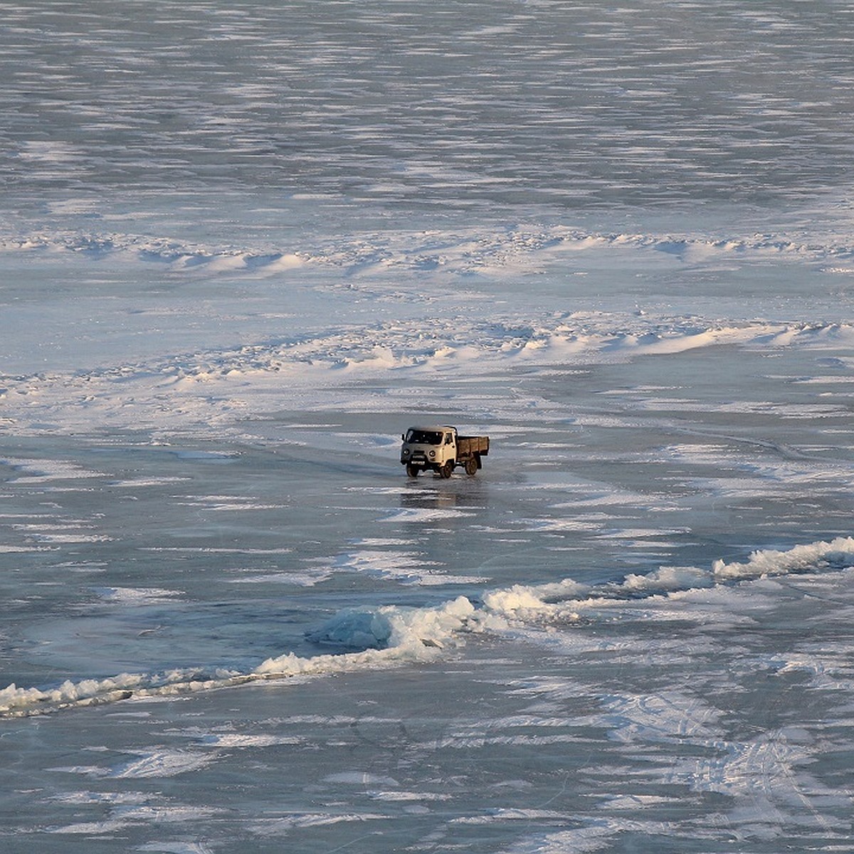 Отец с сыном провалились на автомобиле под лед Братского водохранилища,  спасся один - KP.RU