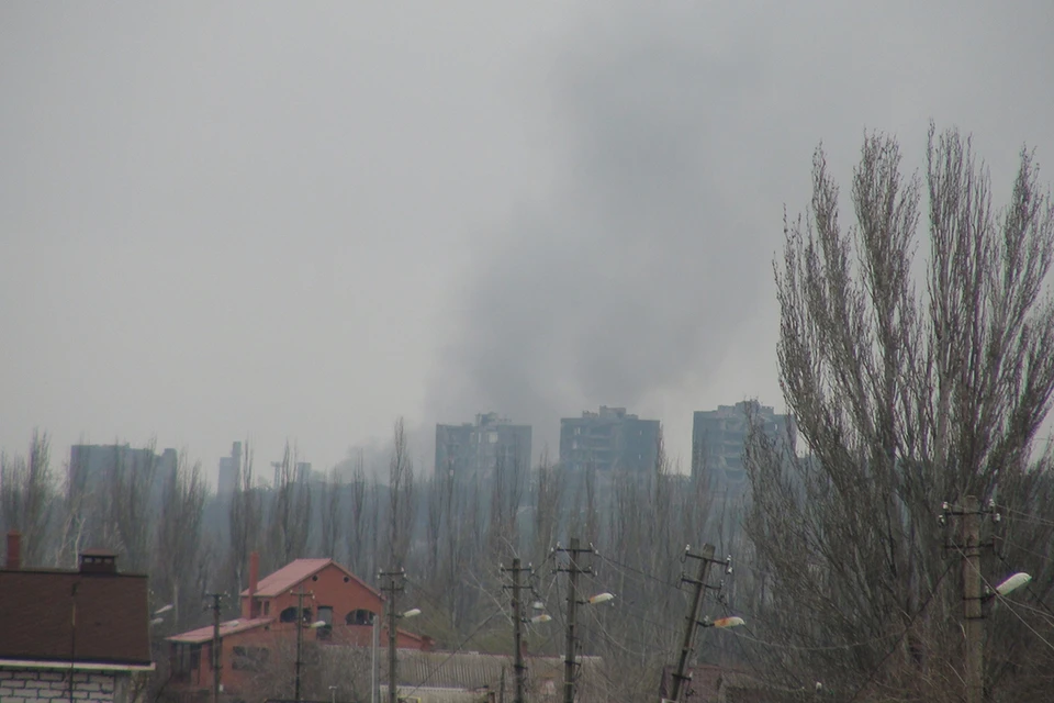 Боевики, окруженные на территории двух заводов в Мариуполе, отказались сдаваться. На фото: вид на промзону завода "Азовсталь".