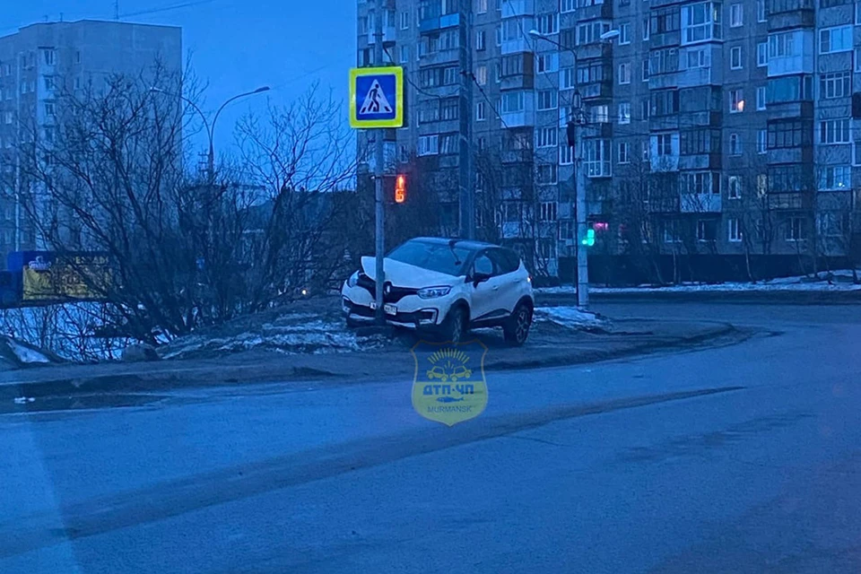 Повреждения получили только машина и светофор. Фото: Мурманск ДТП ЧП / vk.com/murmansk_dtp