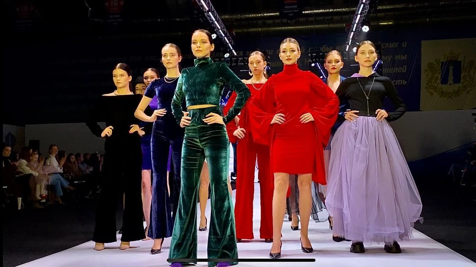 Неделя моды в ульяновске 2023. Мода платья 2022 Россия. Ulyanovsk Fashion week 2019. Прошедшая неделя моды в России 2022. Queen's Fashion 2022.