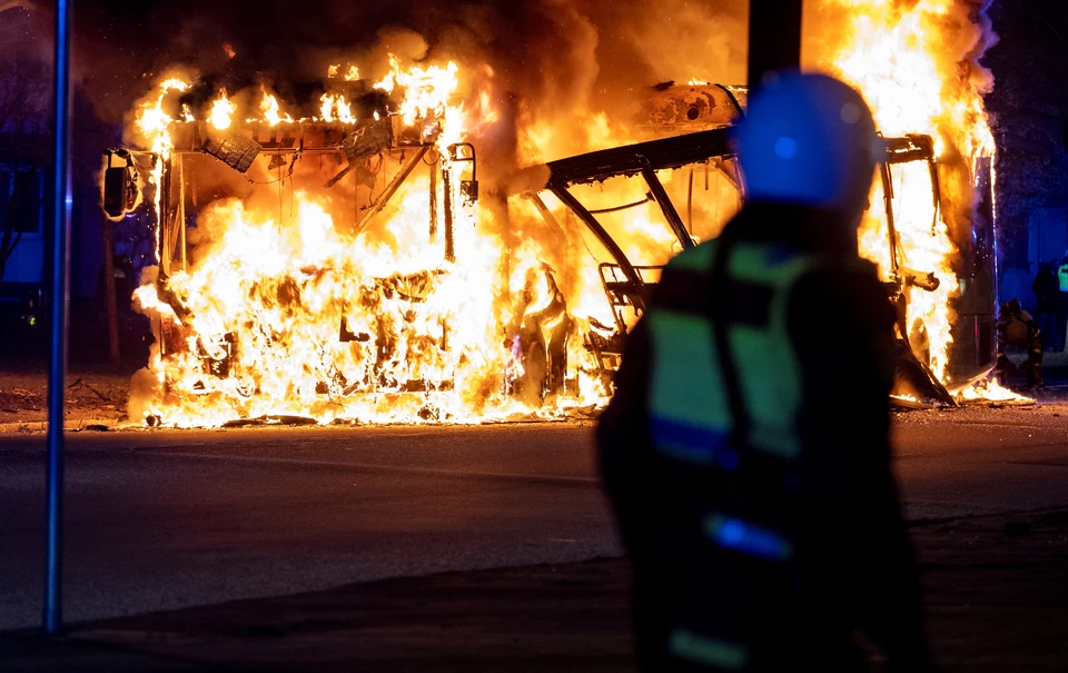 Охваченный огнем автобус в Мальме, Швеция.