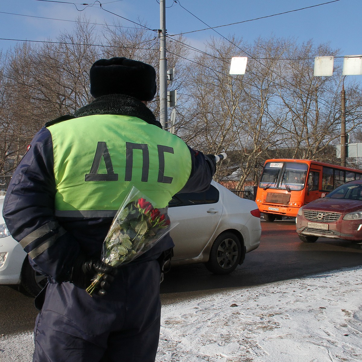 Челябинского инспектора ГИБДД обвиняют в угоне Nissan с деньгами в салоне -  KP.RU