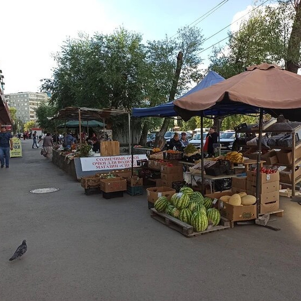 Рынок челябинск. Базар (рынок). Китайский рынок на ЧМЗ В Челябинске. Торговые ряды яблоки.