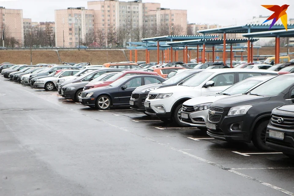 Девочка выбежала на встречу авто из-за припаркованных машин. Фотоиллюстрация