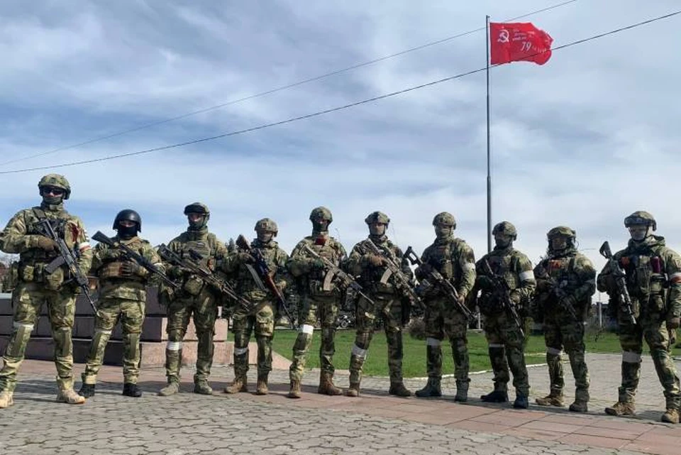 Севастопольские военные подняли Знамя Победы на главной площади Херсона -  KP.Ru