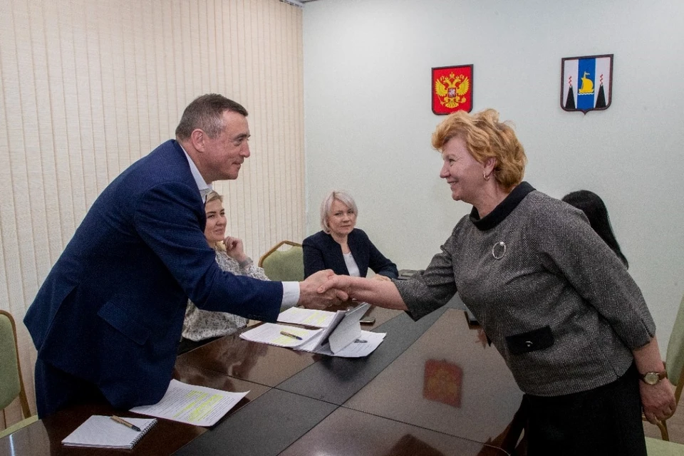 Валерий Лимаренко благодарит председателя Долинского собрания Галину Дворянинову за сделанный подарок