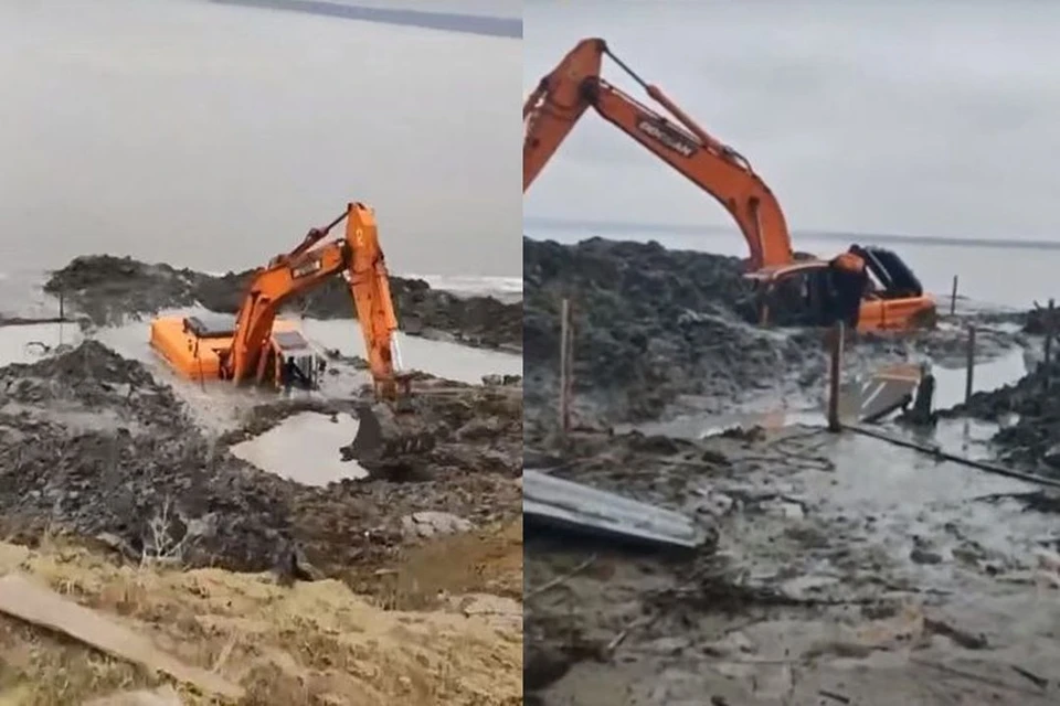 В Ордынском районе Новосибирской области во время строительства пляжа в грязи застрял экскаватор. Фото: Кадр из видео