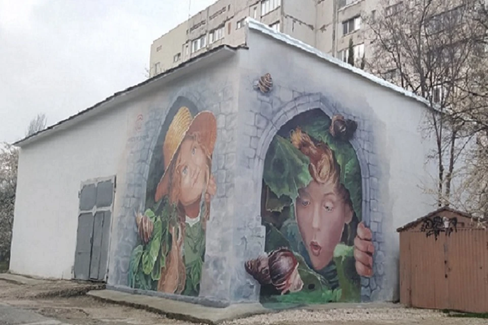 Стрит-арт на теплопункте Севастополя. Фото: Подслушано в Севастополе/VK