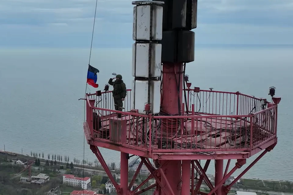 Флаг ДНР водрузили на самую высокую точку Мариуполя. Фото: Скрин видео НМ ДНР
