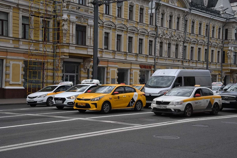 Услуги каршеринга и такси в Москве должны оставаться доступными и безопасными, несмотря на экономическое давление.
