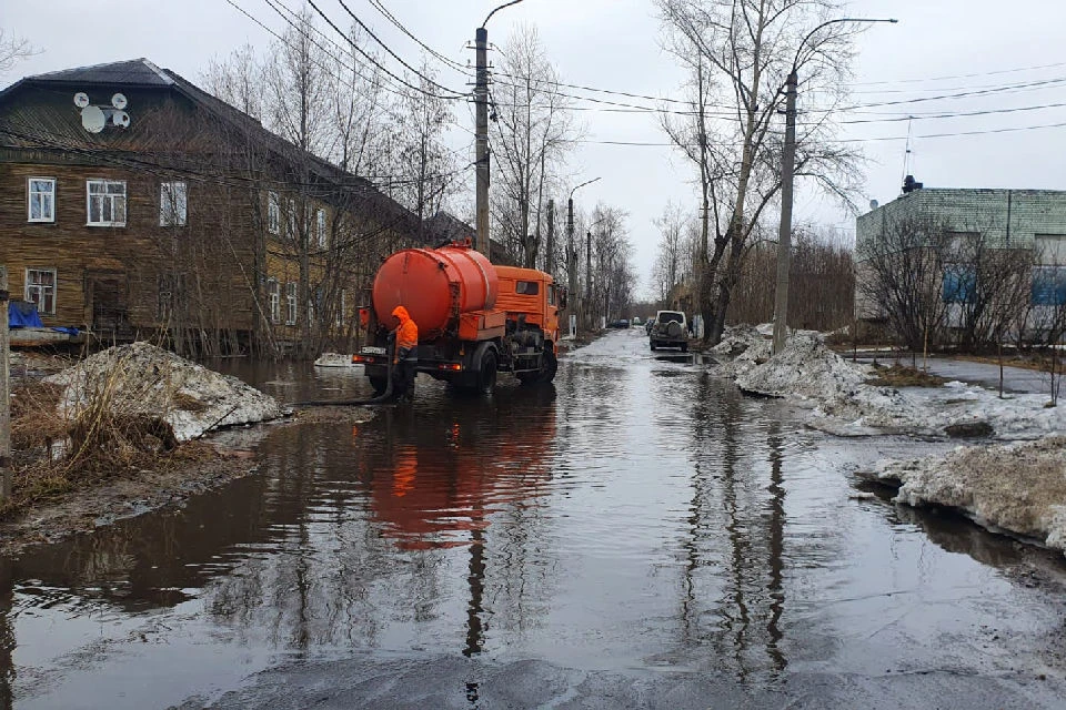 Осушением занимаются мощные илососы. Фото: vk.com/otkrytiiarkhangelsk