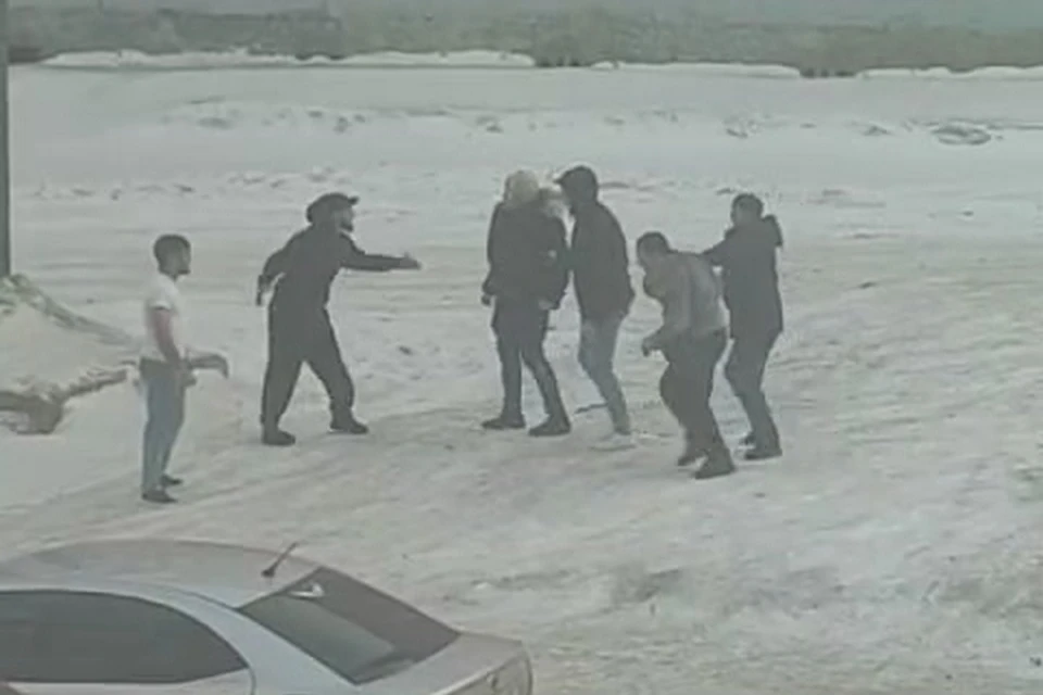 В Норильске пьяная компания устроила драку по недоразумению. Стоп-кадр видео