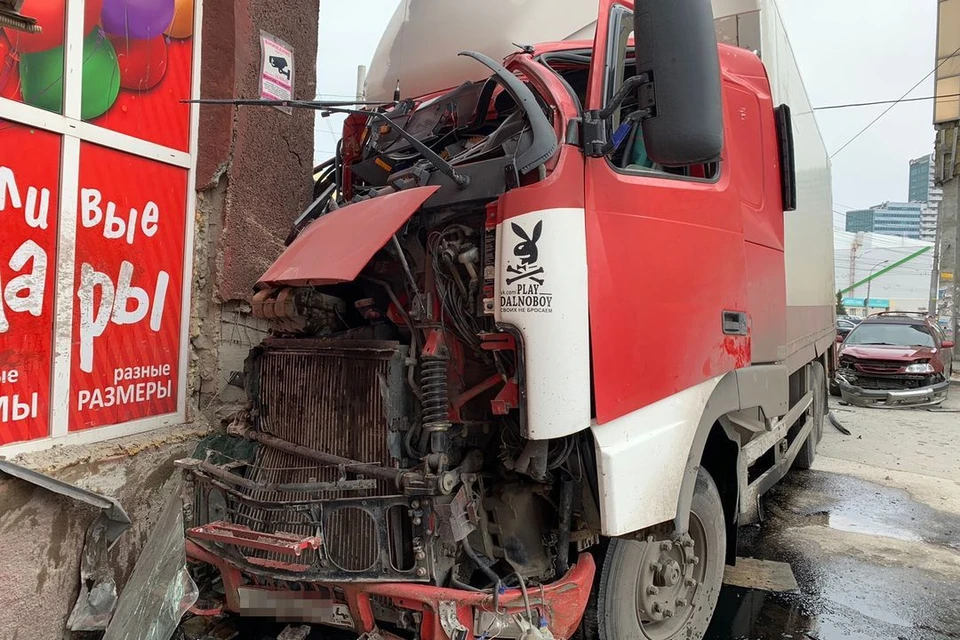 В ГИБДД рассказали подробности аварии с фурой, въехавшей в жилое здание. Фото: Госавтоинспекция по Новосибирску