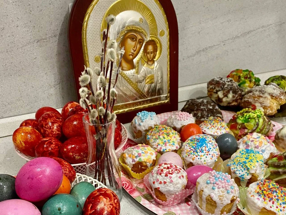Кулич освящается в первый день Пасхи и раздается верующим в конце Светлой недели
