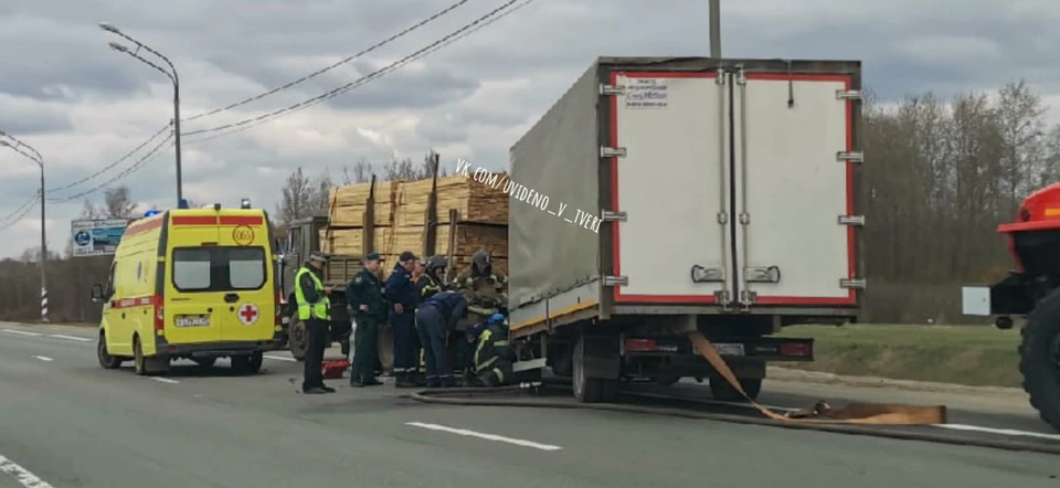 Водителя зажало в грузовике после ДТП на М-10 под Тверью. Фото: VK/Uvideno_v_Tveri