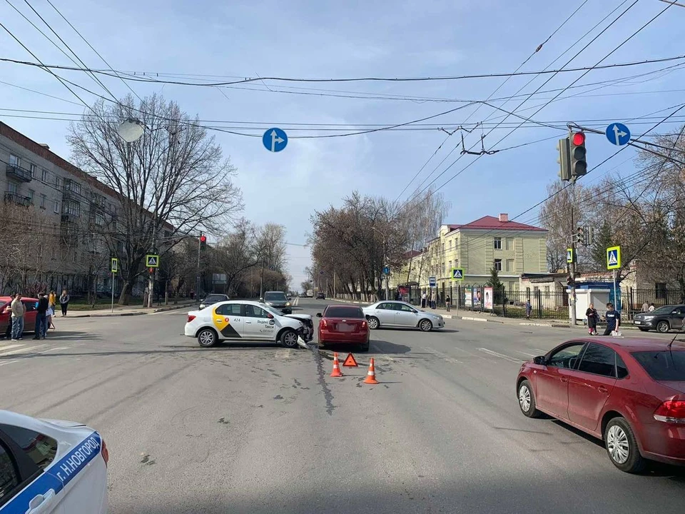 Женщина пострадала при лобовом столкновении трёх авто на улице Ванеева 23 апреля
