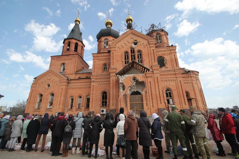 Сегодня жители Мариуполя собрались в Свято-Михайловском соборе. Фото: Администрация Главы ДНР