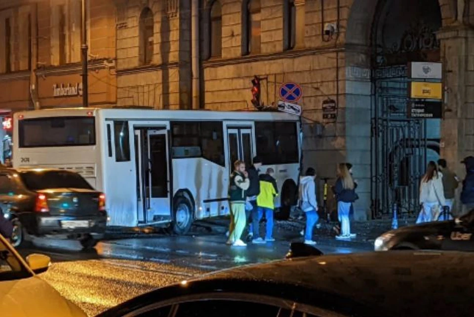 "Пассажиравтотранс" начал проверку после ДТП с автобусом, врезавшемся в дом в Петроградском районе Петербурга