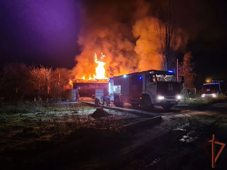 Пожарным на улице Землячки сильно помогли росгвардейцы.