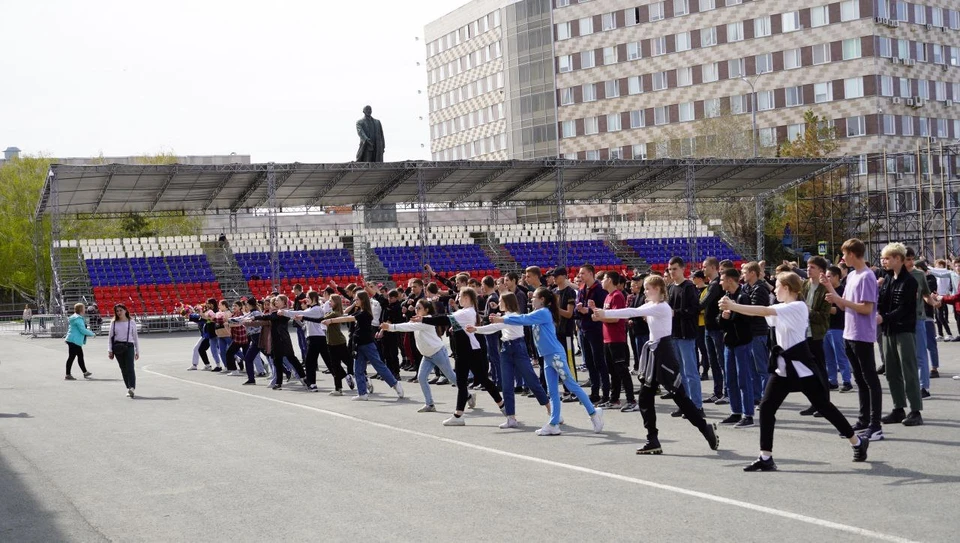 День города в оренбурге. Площадь Ленина Оренбург. Парад Победы 2022 Оренбург. День города Оренбург 2022. Город Оренбург парад.