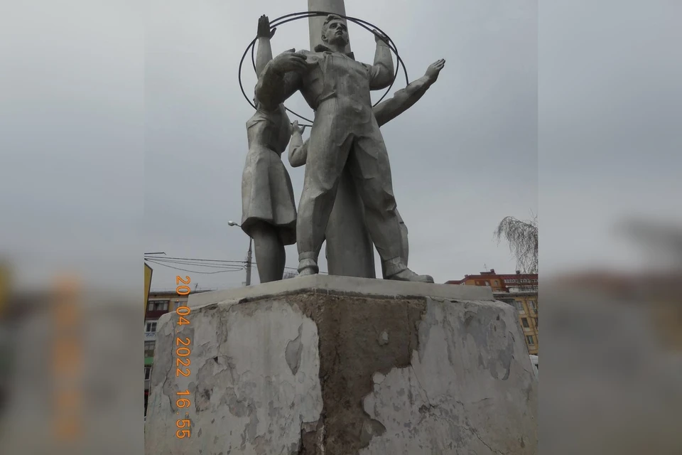 Памятник приводили в порядок хозяйственным способом, но этого недостаточно / Фото: Александр Хинштейн