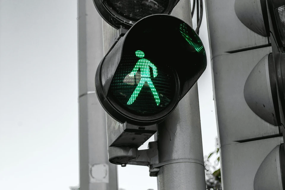 В текущем году планируется завершить данные работы на всех нерегулируемых пешеходных переходах, расположенных вблизи школ. Фото: pexels.com.