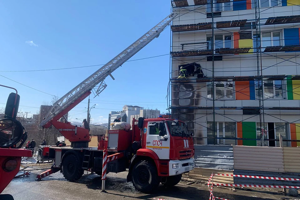 Днем 26 апреля в Мурманске загорелась детская поликлиника №1 на улице Папанина,1. Фото: ГУ МЧС по Мурманской области