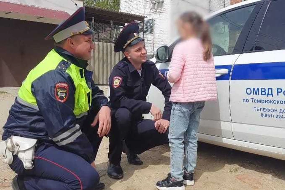 Полиция нашла ребенка. Полиция Украины. Полицейские летом. Полиция дома. Детский полицейский дом.