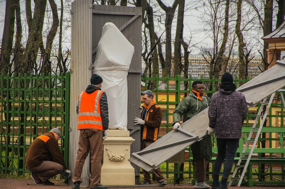 В Летнем саду сняли футляры со скульптур / Фото: Сады Русского музея
