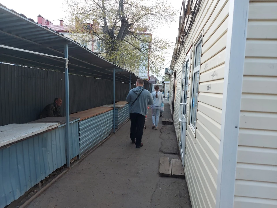 Ветхие павильоны с рынка уберут