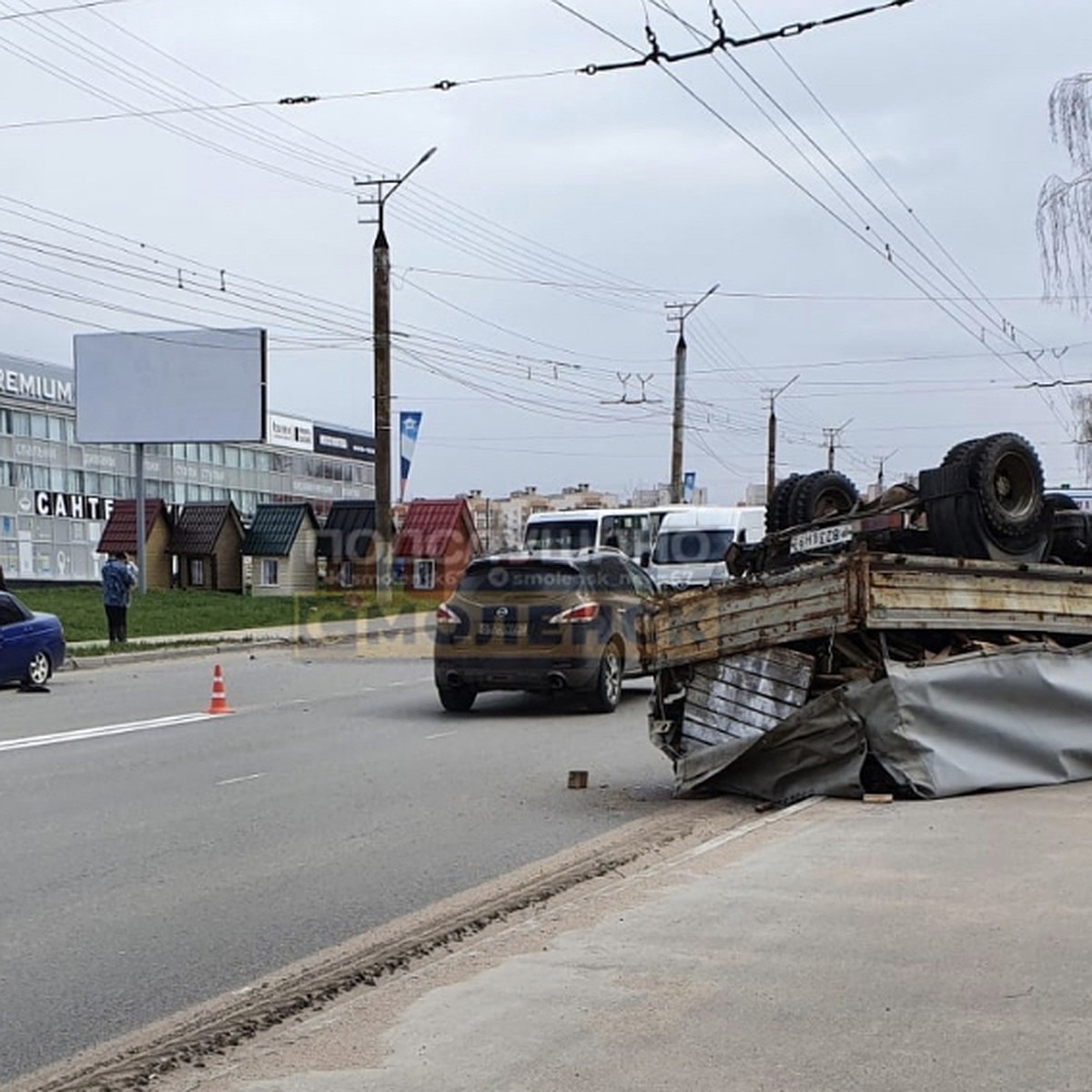 В Смоленске «ГАЗель» перевернулась после столкновения с легковушкой - KP.RU