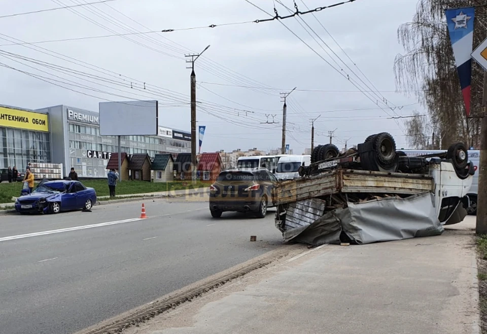 В Смоленске «ГАЗель» перевернулась после столкновения с легковушкой. Фото: «Подслушано Смоленск» в соцсетях.