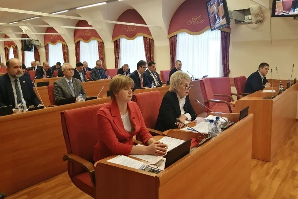 На заседании Ярославской облдумы депутаты поддержали вопрос о выделении дополнительных средств из бюджета на питание в школах, детских садах, медицинских и соцучреждениях. Фото: Алина Соколова, пресс-служба Ярославского регионального отделения «Единой России».