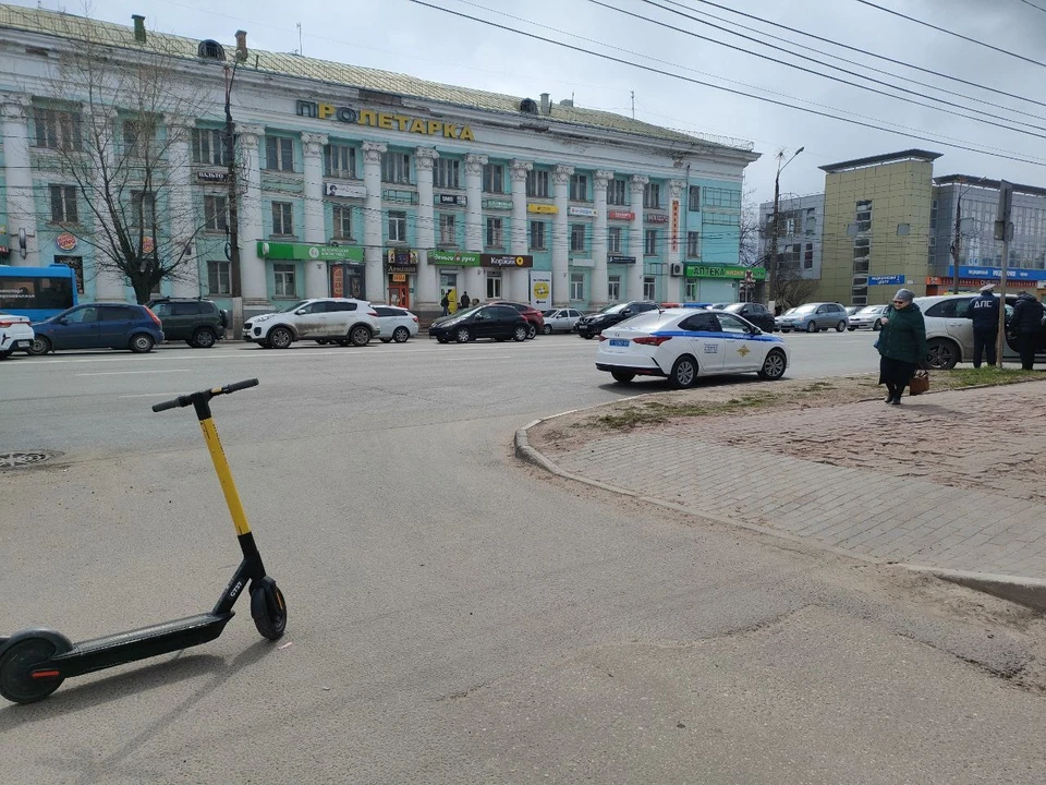 Девушка на электросамокате врезалась в машину Фото: УГИБДД России по Тверской области