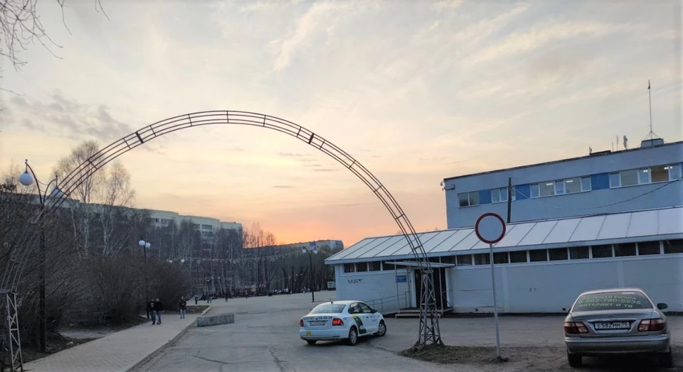 Решение вопроса со стихийной парковкой у «Авангарда» упирается в финансирование. Фото: Надежда Белозёрова.