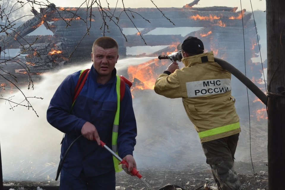 Болотная сейчас. Пожарные тушат пожар. Пожар в Болотном. Пожар в Новосибирске. Пожар в Болотном вчера.
