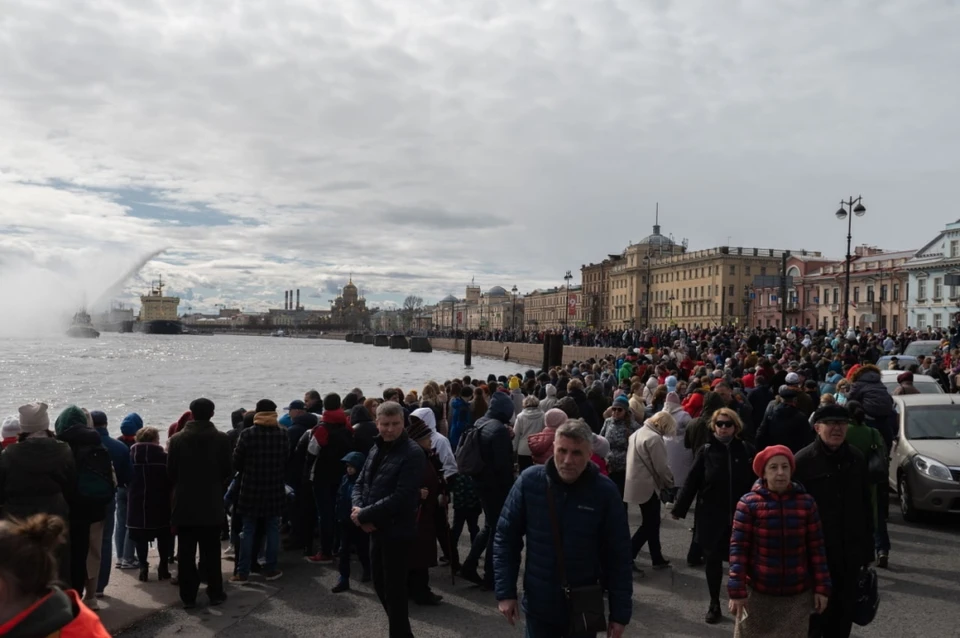 Огромная очередь выстроилась на набережной Лейтенанта Шмидта к ледоколу.