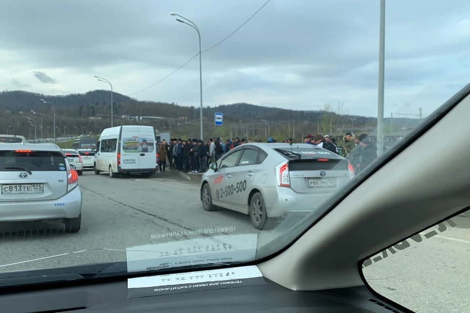 Пробка растянулась на несколько километров.