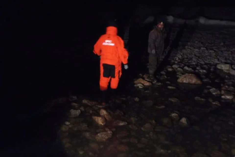 Трое рыбаков застряли на тонкой льдине на Байкале. Фото: ГУ МЧС России по Иркутской области