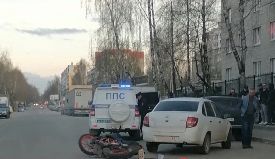 Жесткое ДТП с мотоциклом произошло на улице Кловской в Смоленске. Фото: «Drive2 Смоленск» в соцсетях.