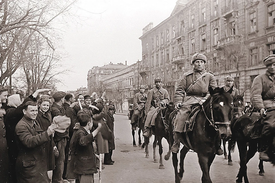 Советские войска в Одессе встречали как освободителей оставшиеся жители...